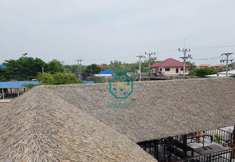 Cubierta de techo de paja falsa de Alang Alang para la construcción de cabañas de pabellones de restaurantes turísticos en lugares pintorescos