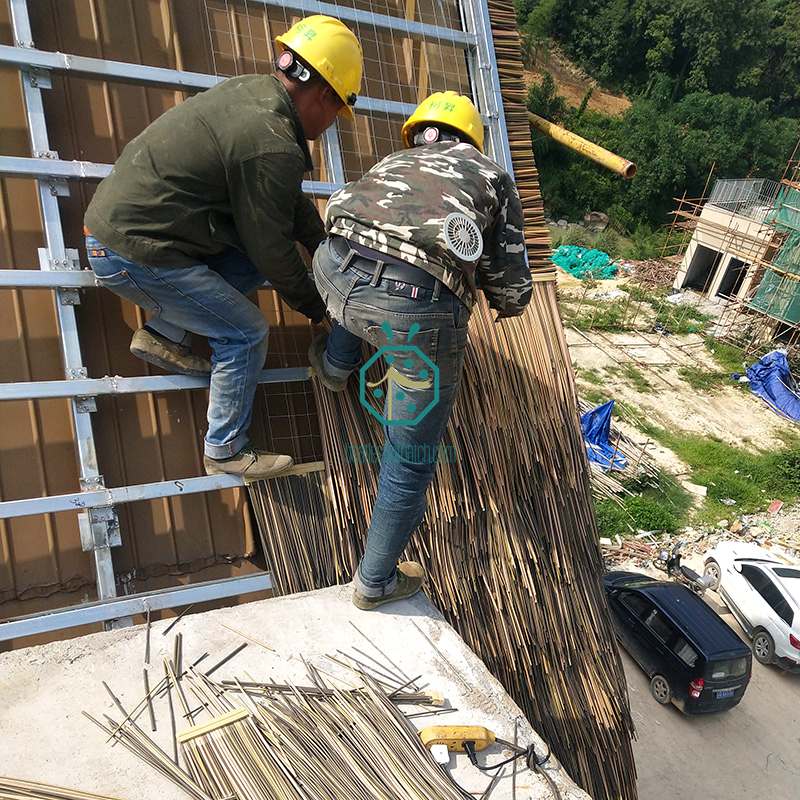 Instalación de techo de paja de caña artificial para Theme Park Resort